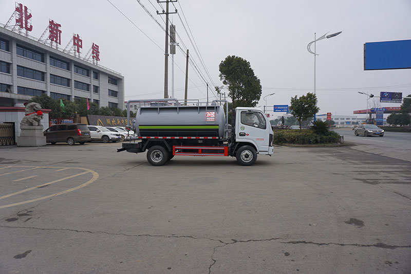 中潔牌XZL5070GXW6型東風(fēng)五方吸污車(chē)